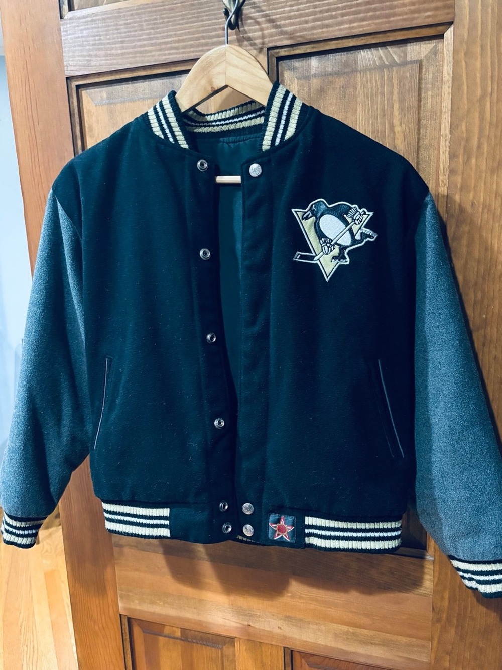 JH DESIGN NHL Reversible Pittsburgh Penguins Varsity Jacket